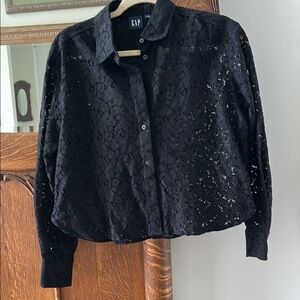 Gap black lace crop shirt. Length 20 and 1/2” width 22” Like new. Never worn